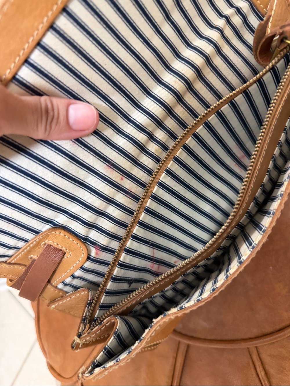 π€β¨ 1937 Accessories 100% Leather Cognac Wristlet Wallet β¨π€ - Picture 10 of 13